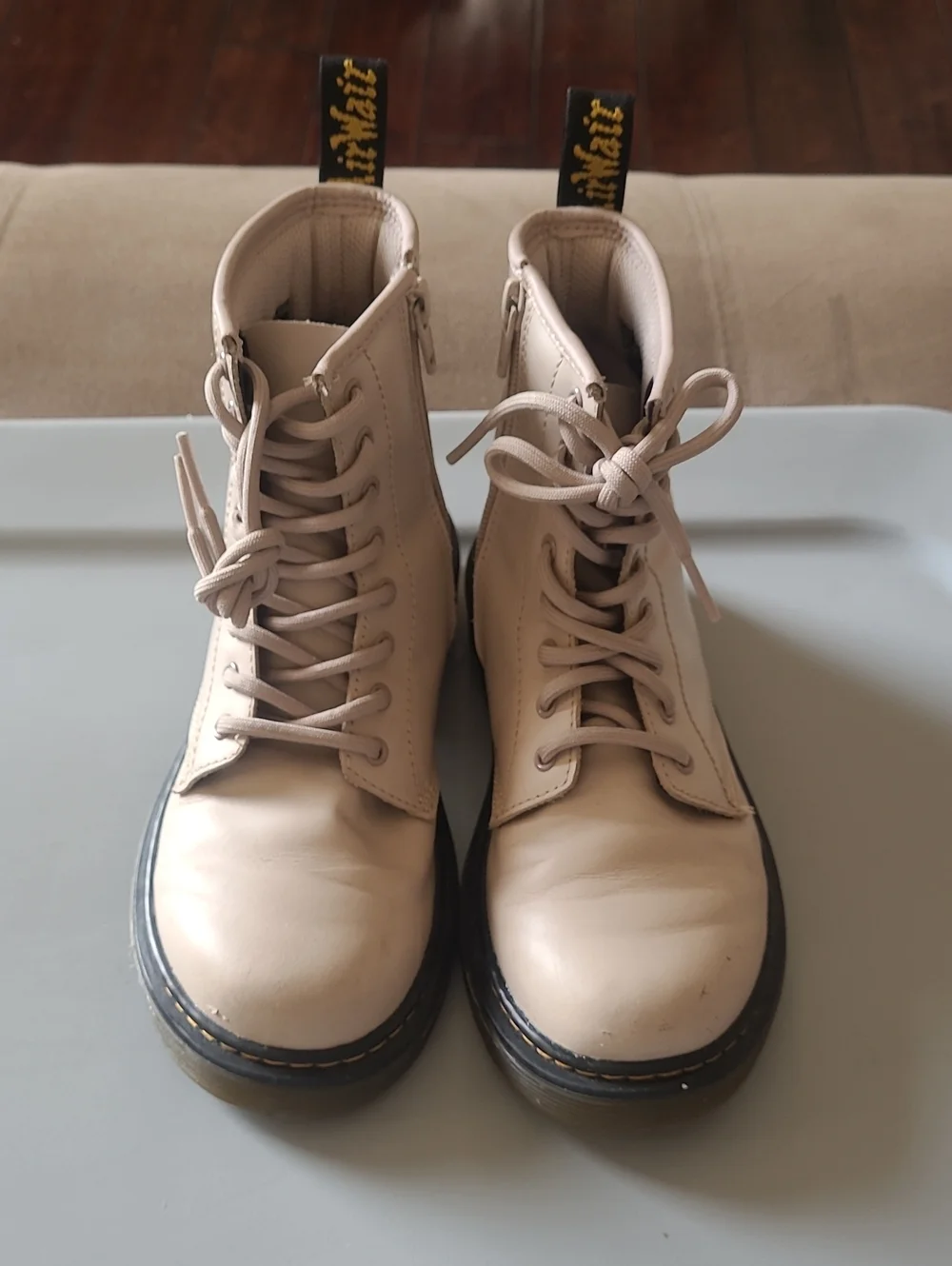 Dr. Martens stylish beige